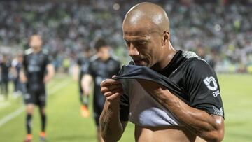 Carlos S&aacute;nchez se lamenta tras la derrota de Monterrey en el TSM en la Liga MX