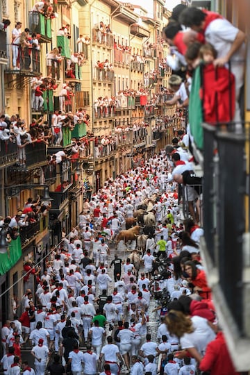 Este 7 de julio ser¨¢n los toros de la ganader¨ªa N¨²?ez del Cuvillo los que recorran las calles de la capital navarra. De esta forma comienza as¨ª el primero de los ocho encierros de las fiestas.