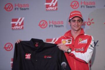 El piloto mexicano Estaban Gutiérrez posa durante su presentación como piloto Formula Uno de la escudería Haas hoy, viernes 30 de octubre de 2015, en Ciudad de México. Gutiérrez, actualmente en la reserva de Ferrari, volverá a la Fórmula Uno del automovilismo como piloto de la escudería Hass, que debutará en la temporada de 2016.