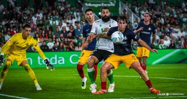 El Andorra crece partido a partido y no parece notar el cambio de división. Bombardo lo demuestra sobre el campo en cada encuentro. Aunque solo tiene 19 años, al central no le quema la pelota. Ante el Racing tuvo un 81% de acierto en el pase y cuando se vio en problemas, tiró de despeje (10).