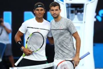 Rafael Nadal y Grigor Dimitrov posan en la red antes del partido.