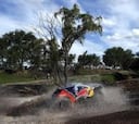 Loeb brilla, Sainz tropieza y el barro hunde a Roma