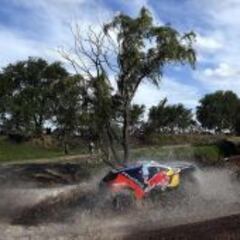 Loeb brilla, Sainz tropieza y el barro hunde a Roma