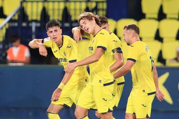 Dani Requena vivió un partido soñado ante el Alcorcón. El joven centrocampista de 19 años estrenó su cuenta goleadora como profesional, al recoger un rechace dentro del área. Pero ahí no quedó la cosa. También salvó un gol cantado en la línea de gol, tras desfondarse en su regreso a posiciones defensivas y lanzarse con todo desbaratando un remate de Christian Borrego.