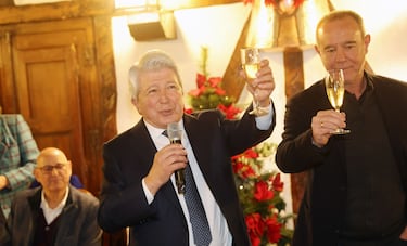 El presidente del Atlético de Madrid, Enrique Cerezo, hace un brindis. 






