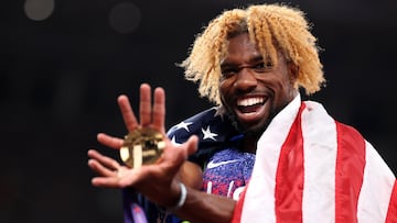 El medallista de oro, Noah Lyles, del equipo estadounidense, celebra su victoria portando la bandera nacional tras la final masculina de los 200 metros lisos, en el séptimo día del Campeonato Mundial de Atletismo Tokio.