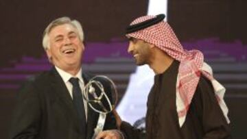 Ancelotti, en el momento de recoger su premio en Dubai.