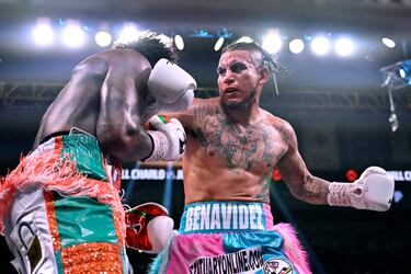‘Dinamita’ Márquez cree que deberían despojar al Canelo del título si no pelea con Benavidez