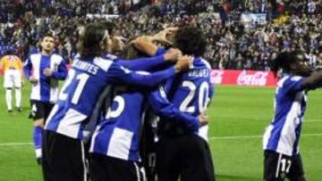 <b>GOLAZO. </b>Los jugadores del Hércules felicitan a Trezeguet tras el espectacular gol de tacón del punta francés. Su tanto abrió el camino de la victoria blanquiazul.