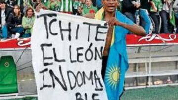 <b>LA FIFA, DE ACUERDO. </b>Tchité posa con una bandera de Ruanda, la única que podrá defender según la federación internacional.