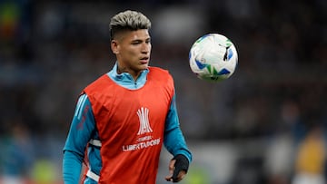 Soccer Football - Copa Libertadores - Semi Final - Second Leg - Racing Club v Flamengo - Estadio Presidente Peron, Buenos Aires, Argentina - October 29, 2025 Flamengo's Jorge Carrascal during the warm up before the match REUTERS/Matias Baglietto