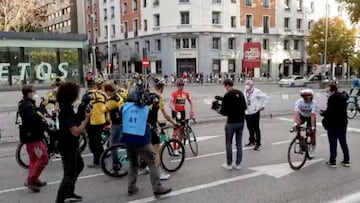 La puntería del campeón en Madrid: el 'bidonazo' de Roglic sin querer a un policía