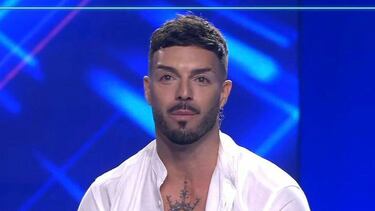 El cantante sevillano vuelve a la televisión tras su paso por 'Tu cara me suena' el pasado año. En 2015 fue nombrado como uno de los concursantes de 'Supervivientes', pero abandonó antes de que comenzara el concurso.