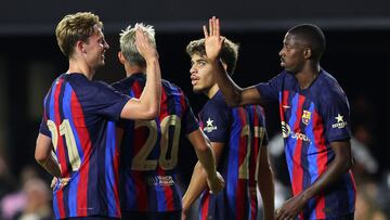 Dembélé y De Jong se saludan en el partido ante el Inter Miami.