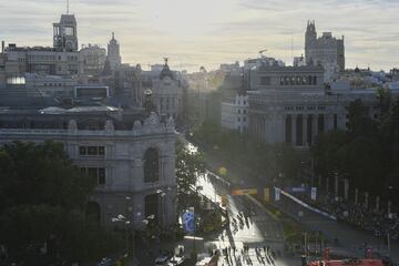 Los ciclistas por su paso por la Plaza de Cibeles.  