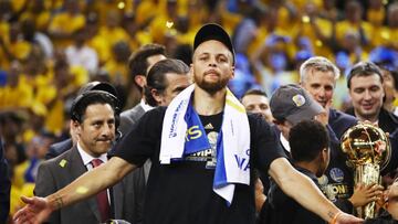 OAKLAND, CA - JUNE 12: Stephen Curry #30 of the Golden State Warriors celebrates after defeating the Cleveland Cavaliers 129-120 in Game 5 to win the 2017 NBA Finals at ORACLE Arena on June 12, 2017 in Oakland, California. NOTE TO USER: User expressly acknowledges and agrees that, by downloading and or using this photograph, User is consenting to the terms and conditions of the Getty Images License Agreement. Ezra Shaw/Getty Images/AFP
== FOR NEWSPAPERS, INTERNET, TELCOS & TELEVISION USE ONLY ==