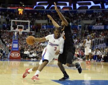 Chris Paul (Clippers) defendido por Ish Smith (Suns).