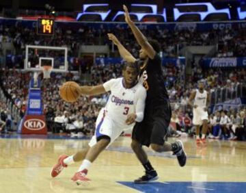 Chris Paul (Clippers) defendido por Ish Smith (Suns). 