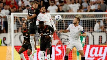 SEVILLA, 20/09/2023.- Los futbolistas del Sevilla Youssef En-Nesyri (2-d) e Ivan Rakitic (d) disputan el balón ante Jonathan Gradit (i) y Salis Abdul Samedel (2-d), defensa francés y centrocampista ghanés del Lens, durante el partido del grupo B de la Liga de Campeones entre Sevilla FC y RC Lens, este miércoles en el estadio Sánchez Pizjuán, en la capital hispalense. EFE/ Julio Muñoz
