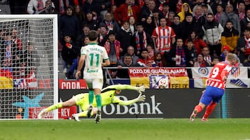 5-0. Fallo en la salida del baln, ?ngel correa asiste a Alexander Sorloth que marca el quinto del conjunto rojiblanco.