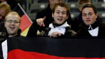 <b>MESTIZAJE. </b>Dos aficionados sujetando una bandera germano-turca.