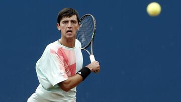 Santiago, 18 de octubre de 2016.
 El Tenista de Chile, Marcelo Tomas Barrios, le pega a la bola durante el ATP CHALLENGER TOUR disputado en Santiago. 
  Javier Torres/Photosport