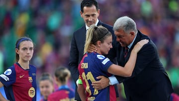 FC Barcelona's President Joan Laporta (R) greets Barcelona's Spanish midfielder #11 Alexia Putellas at the end of the UEFA Women's Champions League final football match between Arsenal FC and Barcelona FC at Jose Alvalade stadium in Lisbon, on May 24, 2025. (Photo by FILIPE AMORIM / AFP)