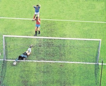 El sueño de España acabó en la final contra Francia. Arconada, que fue durante toda la Eurocopa el mejor de la Selección, falló en el primer gol de los franceses.
Platini anotó el 1-0 de falta tras un fallo de Arconada.