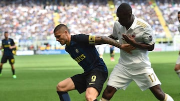 Cristian Zapata y Mauro Icardi en el juego entre Inter y Milan por la Serie A de Italia