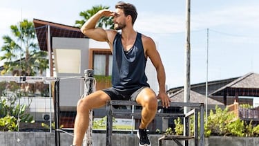 El ‘pack’ de 3 camisetas de tirantes que muchos hombres usan para entrenar: ligeras, transpirables y a buen precio