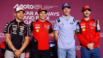 Álex Márquez, líder de MotoGP, entre tres campeone de MotoGP.