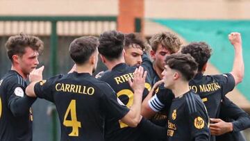 Los jugadores del Castilla celebran el tanto de ?lvaro Rodr¨ªguez que les dio el triunfo en Melilla.