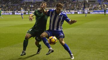 Kiko Femen&iacute;a disputa un bal&oacute;n en el partido contra el Betis.