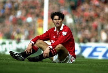 Considerado como el mejor jugador que ha pasado por la liga inglesa según los lectores del Mirror. Es el jugador más laureado en la historia del fútbol inglés y del Manchester United. 35 títulos tiene en su palmarés, motivo suficiente para estar en lo más alto de la lista. 