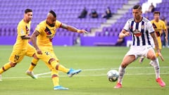 VALLADOLID, SPAIN - JULY 11: Arturo Vidal of Barcelona scores his team's first goal during the Liga match between Real Valladolid CF and FC Barcelona at Jose Zorrilla on July 11, 2020 in Valladolid, Spain. Football Stadiums around Europe remain empty due to the Coronavirus Pandemic as Government social distancing laws prohibit fans inside venues resulting in all fixtures being played behind closed doors. (Photo by Denis Doyle/Getty Images)