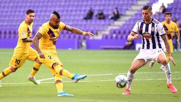 VALLADOLID, SPAIN - JULY 11: Arturo Vidal of Barcelona scores his team's first goal during the Liga match between Real Valladolid CF and FC Barcelona at Jose Zorrilla on July 11, 2020 in Valladolid, Spain. Football Stadiums around Europe remain empty due to the Coronavirus Pandemic as Government social distancing laws prohibit fans inside venues resulting in all fixtures being played behind closed doors. (Photo by Denis Doyle/Getty Images)