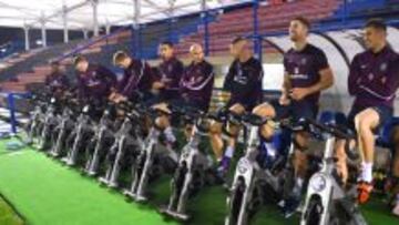 PREPARADOS. Los jugadores de la selección inglesa dispusieron de bicicletas estáticas en las instalaciones de La Nucía, donde han estado concentrados.