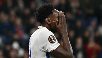 Samu se lamenta en el partido ante el Salzburgo.