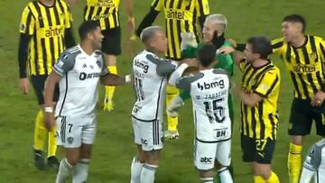 Un uruguayo realiza este gesto y sorprende a Eduardo Vargas en plena Copa Libertadores