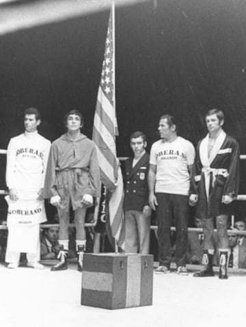 El 5 de noviembre de 1971 en Madrid, Pedro Carrasco se enfrent¨® por el campeonato mundial con el estadounidense Mando Ramos. Carrasco gan¨® tras una pol¨¦mica decisi¨®n arbitral que descalific¨® a Ramos en el d¨¦cimo segundo asalto por un golpe bajo cuando ¨¦ste ten¨ªa dominado al espa?ol.