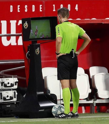 Cordero Vega chequea las imágenes del VAR durante el Sevilla - Valencia de LaLiga.