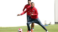 Vidal entrena con el bal&oacute;n que se utilizar&aacute; el martes en Lima. 