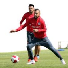 Vidal da muestras de mejoría y Sampaoli insiste con línea de 4