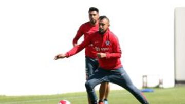 Vidal entrena con el bal&oacute;n que se utilizar&aacute; el martes en Lima. 