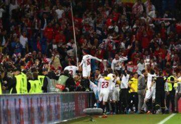 Los jugadores del Sevilla celebran su triunfo.