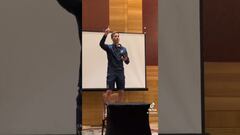 Vídeo: Sergio Canales cumple con su novatada y canta Despechá de Rosalía