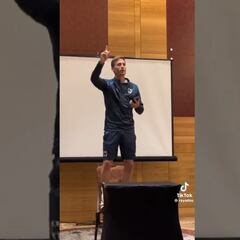 Vídeo: Sergio Canales cumple con su novatada y canta Despechá de Rosalía