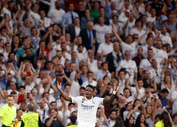 Vinicius Júnior celebra el 1-0 ante la atenta mirada de los aficionados blancos.