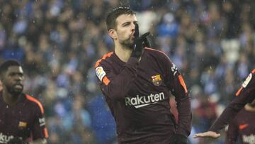 Gerard Piqué manda callar a la afición del Espanyol.