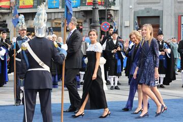 Los Reyes Felipe VI y Doña Letizia acompañada de sus hijas la Princesa Leonor y la Infanta Sofía, junto a la Reina Doña Sofía.